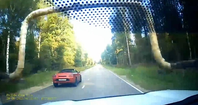 Кабриолет трижды перевернулся после ДТП в Нижегородской области