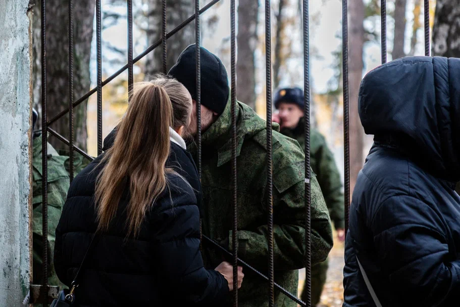 Пятеро участников СВО вернулись домой в Новосибирск после освобождения из плена