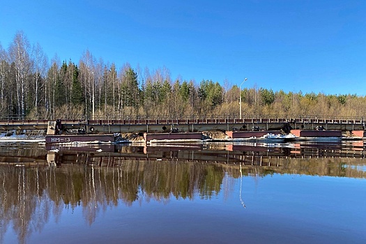В Коми река унесла новый понтонный мост - единственную связь с "большой землей"