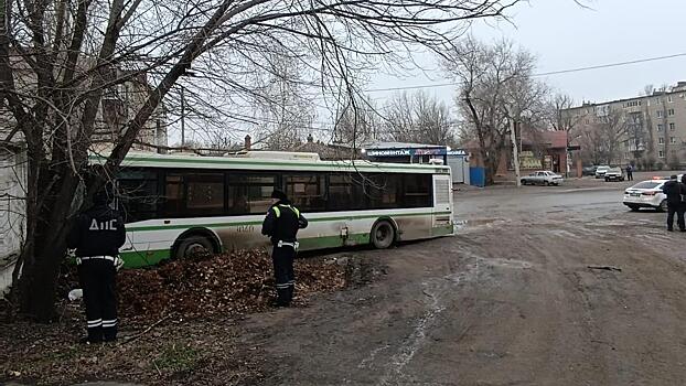 В Ростовской области в результате ДТП с участием маршрутного автобуса пострадало 13 человек