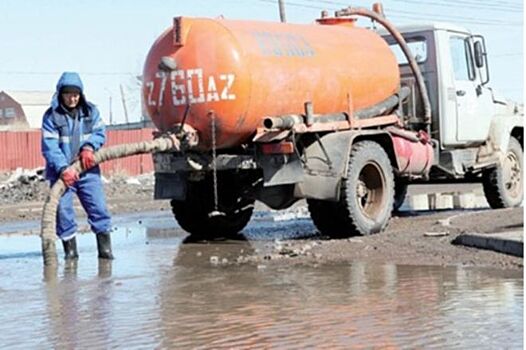 В Канавинском районе откачивают воду с затопленных улиц
