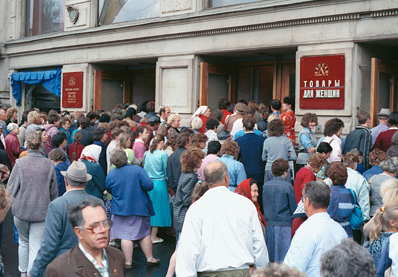 Очереди в магазинах. На снимке: очередь у магазина на Невском, 1990.