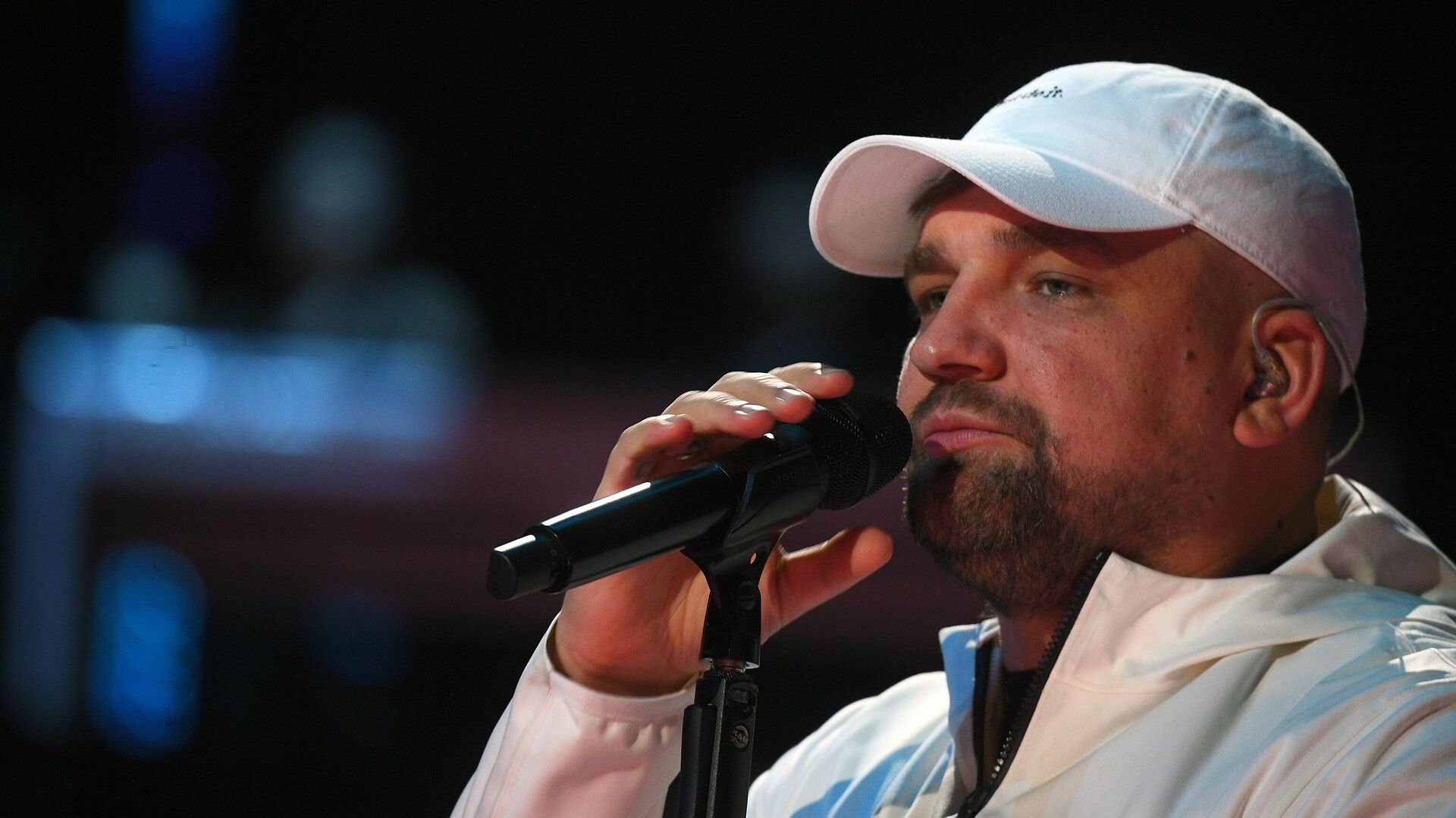 Баста стал участником семейной драмы во время концерта