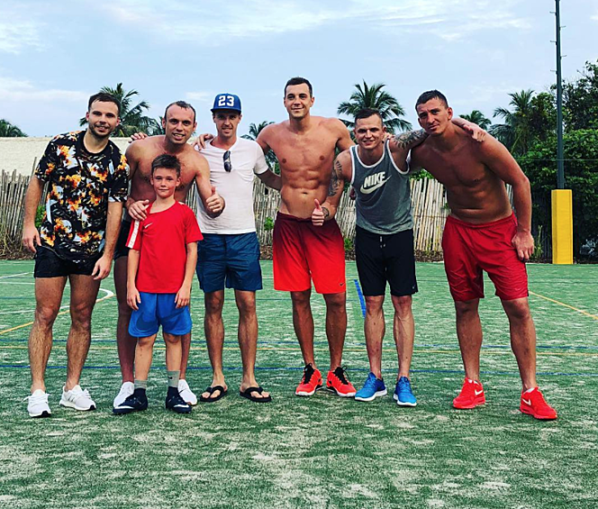 К игрокам сборной присоединился и нападающий «Зенита» Артем Дзюба, который в национальную команду не вызывается с тех пор, как ее возглавил Станислав Черчесов. Судя по фотографиям в социальной сети, Дзюба сыграл с бывшими партнерами по сборной против иностранцев и помог победить