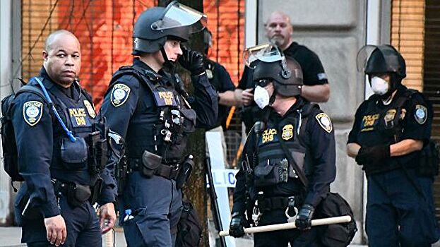В столкновениях в Филадельфии пострадали 12 полицейских
