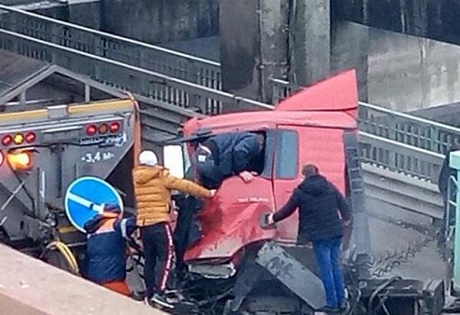 В краевой столице возле шлюзов Краснодарского водохранилища произошло ДТП с участием грузовика