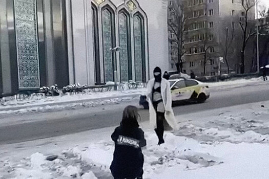 Блогер, сфотографировавшая модель в нижнем белье на фоне мечети в Москве, извинилась
