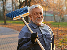 Дефицит кадров: дворникам в России готовы платить под 100 тысяч рублей