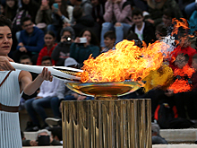 Олимпийский огонь из Афин сегодня прибыл в Южную Корею