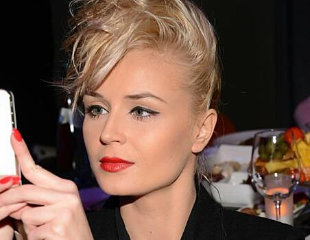 Утеплилась по погоде: Гагарина пополнила гардероб джинсами скинни и плюшевым пальто