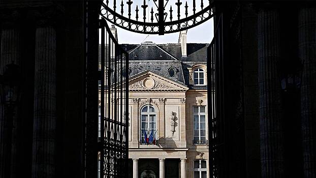 Le Parisien: Метрдотель Елисейского дворца два года крал посуду из резиденции