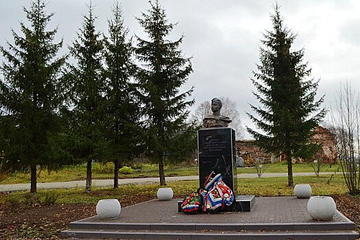 В селе Рождественском Яранского района отремонтировали памятник Герою Советского Союза