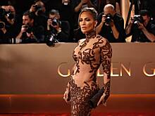 Дженнифер Лопес появилась на премии в прозрачном платье