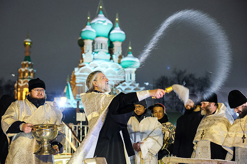 Священнослужитель во время крещенских купаний на Дворцовом пруду парка «Останкино» в Москве, 18 января 2026 года