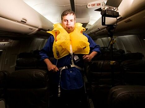 Во время полета в Симферополе петербуржец украл спасжилет