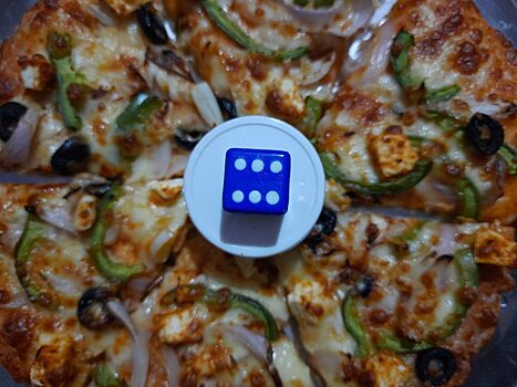 Бесконечные переработки и штрафы. Раскрыты реальные условия работы в Domino's Pizza