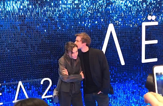 Пара дня: Петров нежно целует в макушку Милославскую на премьере фильма «Лед 2»