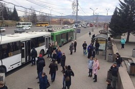 Под колёса маршрутки. В Красноярске автобус чуть не переехал трёх человек