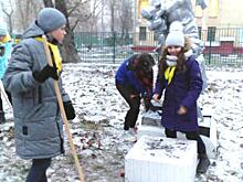Добровольцы привели в порядок территорию около памятной композиции на улице Трофимова