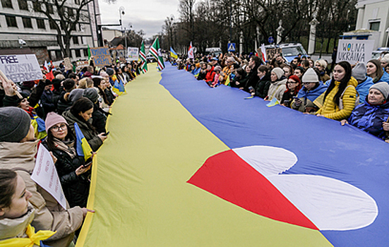 Президент Польши решил лишить беженцев с Украины пособий и медпомощи