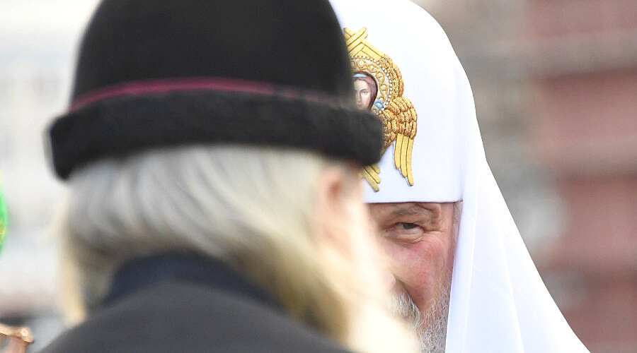 Патриарх Кирилл наблюдает за ситуацией вокруг авторов голых фото на фоне храмов и изучает снимки
