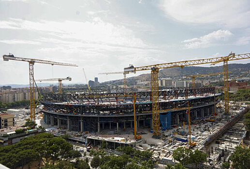 Возле «Камп Ноу» прошла акция протеста против депортации 50 рабочих-мигрантов: «У них нет документов, многие работают по 12 часов без выходных больше года. «Барса» закрыла на все глаза»