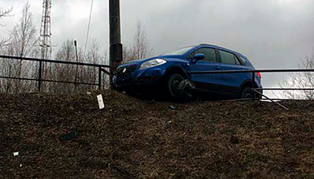 Легковой автомобиль повис над откосом у республиканской больницы