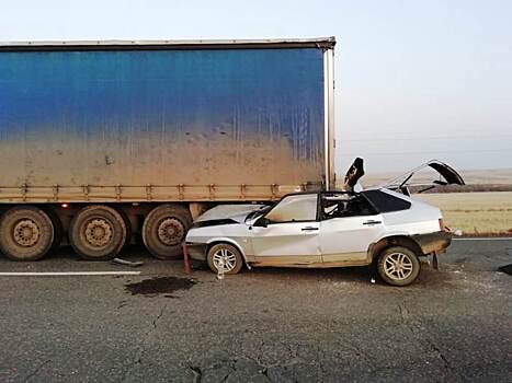 Легковушка заехала под фуру на трассе в Оренбуржье