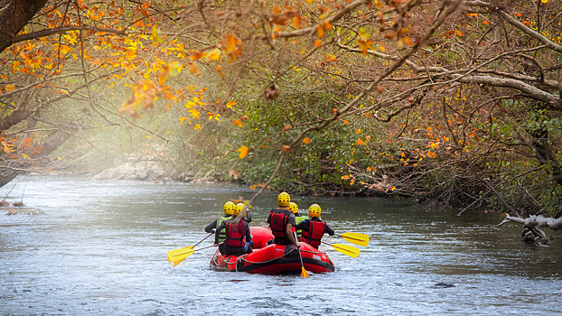От Дагестана до Бурятии: 10 живописных рек, где можно сплавляться осенью