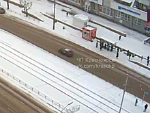 Врезавшаяся в остановку иномарка попала на видео