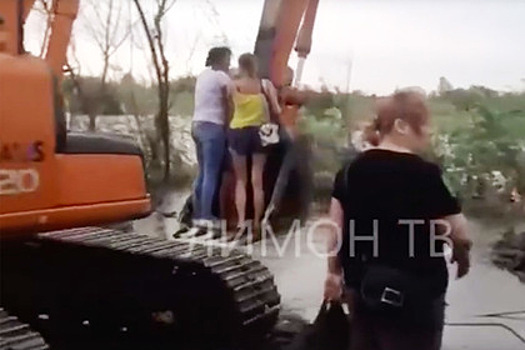 Российского экскаваторщика проверят за переправу людей в ковше