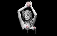 Пионы на груди и смелая фотосессия в стиле ретро: актриса Хлое Севиньи создала свой цветочный аромат
