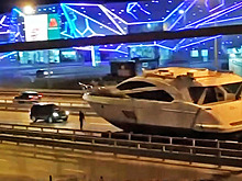 Яхта застряла под мостом в Мытищах