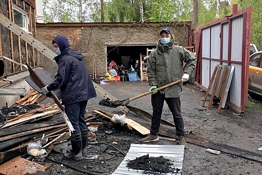 В Королеве активисты «Молодой Гвардии» помогли разобрать завалы сгоревшего дома