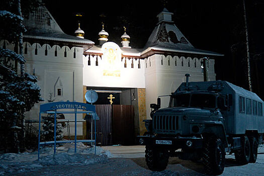 Судебные приставы выселяют всех жителей "захваченного" Среднеуральского монастыря