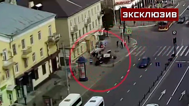 Момент наезда автомобиля на пешеходов в Калуге попал на видео