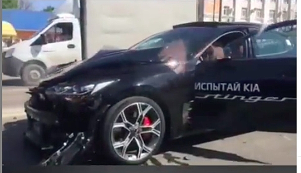 В Краснодаре разбили KIA Stinger во время тест-драйва