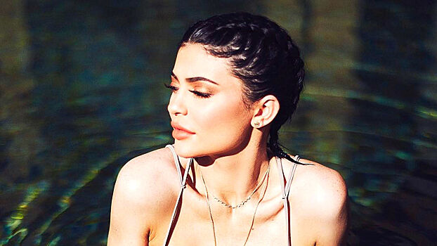 Шикарные формы: Кайли Дженнер дразнит поклонников сексуальными снимками в бикини