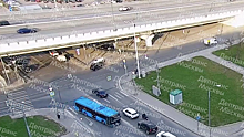Два автомобиля столкнулись на Рублевском шоссе в Москве. Видео