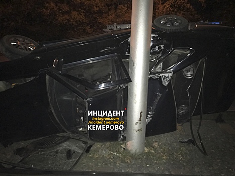 Легковушка превратилась в металлолом после наезда на столб в Кемерове