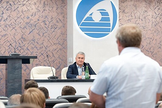 Вопросы поддержки промышленных предприятий Кировской области были обсуждены на встрече Рахима Азимова с работниками АО «ВМП «АВИТЕК»