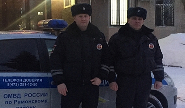 Под Воронежем гаишники помогли водителю, застрявшему с двумя детьми в заносе