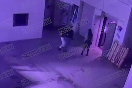 Нападение с ножом ученицы школы боевых искусств на сына тренера попало на видео