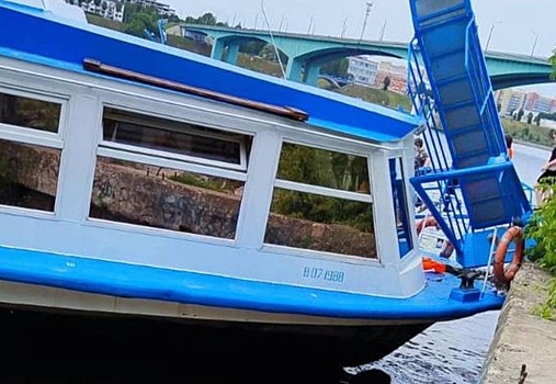 Два теплохода с туристами столкнулись в Подмосковье и попали на видео