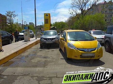 Во Владивостоке два автомобиля столкнулись на АЗС