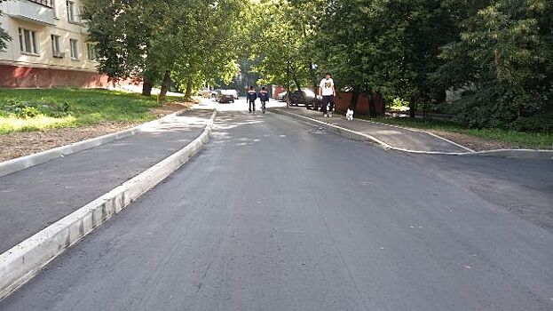 В трех дворах на улице Гришина обновили асфальт