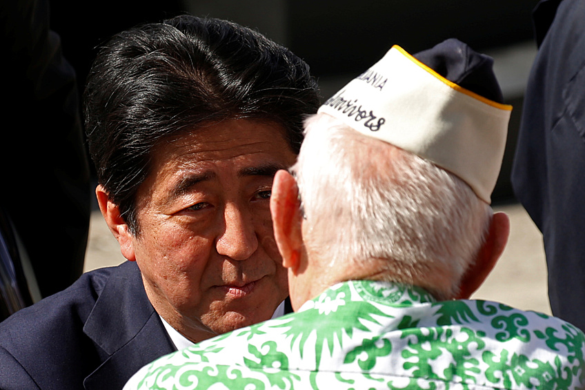 Бывший премьер-министр Японии Синдзо Абэ разговаривает с выжившим во время атаки на  Перл-Харбор (1941), 2016 год