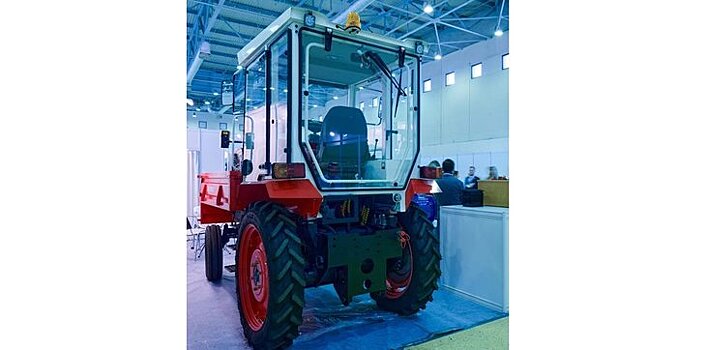 На выставке ЭлектроТранс-2023 компания «Априорные решения машин» показала первый российский электрический трактор