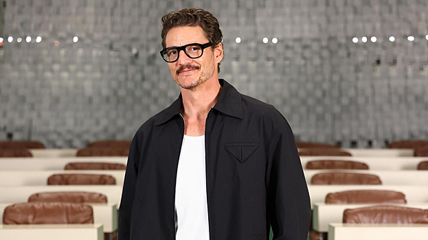 Педро Паскаль возмутил публику прикосновением к беременной жене Уиллема Дефо: видео