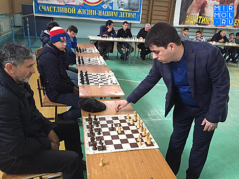 Международный гроссмейстер Джакай Джакаев провел сеанс одновременной игры в Буйнакском районе